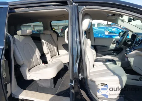 2021 Chrysler Voyager Lxi z USA, uszkodzony, nr VIN 2C4RC1DG2MR551912